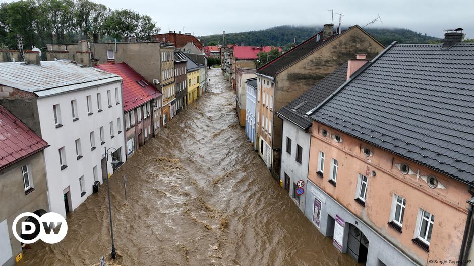 Europe floods: Tusk in southern Poland for crisis meeting