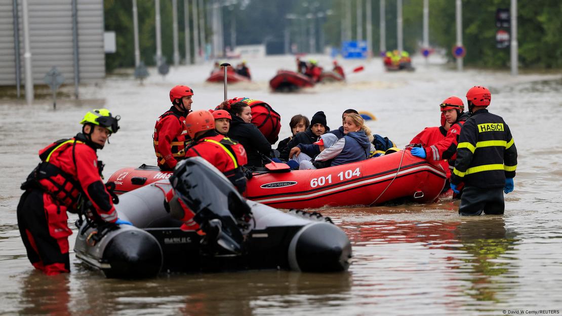 Rettungskräfte auf Booten bei Hochwasser in Europa