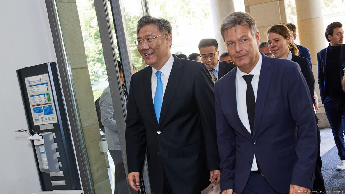 Wang Wentao and Robert Habeck walking though the entrace of a building