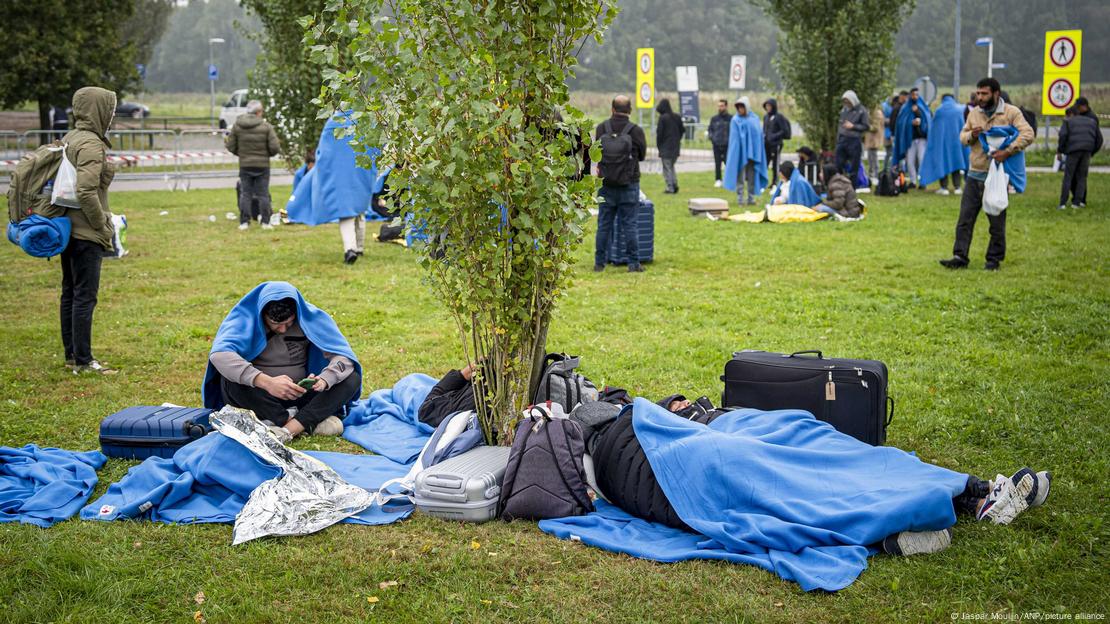 Asylbewerber campieren auf dem Areal des niederländischen Registrierungszentrums nahe der Ortschaft Ter Apel