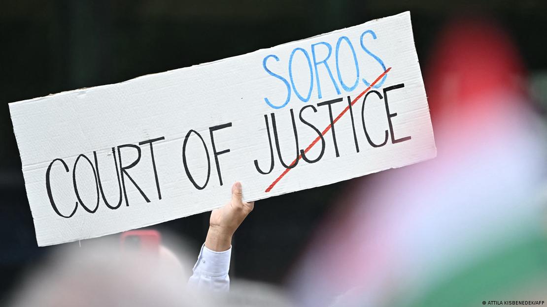 Pankart tutan bir el. Pankartta 