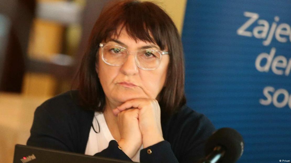 Žena srednjih godina sa naočarama ispred labtopa