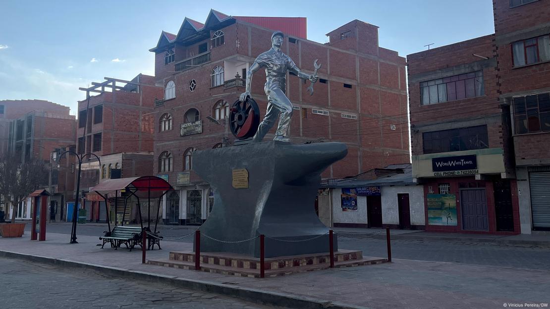 Escultura em homenagem ao trem em praça