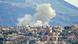 Nuvem de fumaça sobe por trás de casas de cidade após bombardeio Nuvem de fumaça sobe por trás de casas de cidade após bombardeio