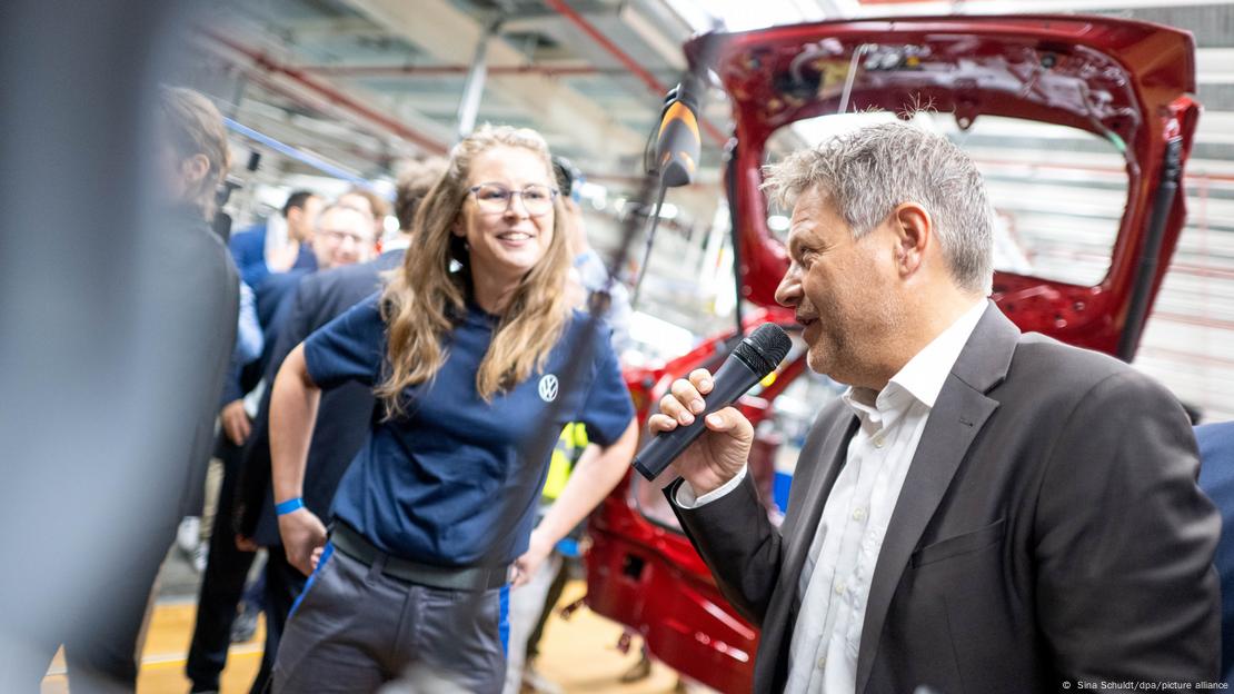 Deutschland | Habeck besucht VW-Werk in Emden. Robert Habeck (Bündnis 90/Die Grünen), Bundesminister für Wirtschaft und Klimaschutz, spricht bei einem Rundgang durch die Elektro-Montage des VW-Werkes Emden mit Mitarbeitenden