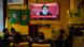 Libanon | Fünf Personen sitzen vor einem TV-Gerät, auf dem Hassan Nasrallah zu sehen ist, der eine Ansprache hält Libanon | Fünf Personen sitzen vor einem TV-Gerät, auf dem Hassan Nasrallah zu sehen ist, der eine Ansprache hält