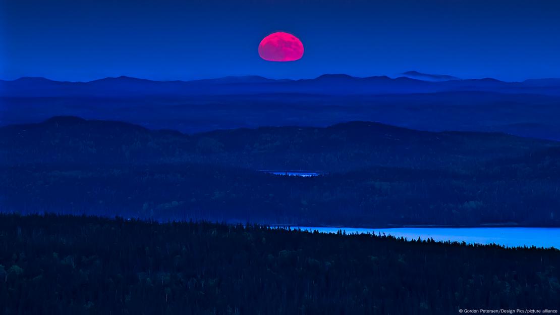 La Luna en el horizonte parece más grande debido a una ilusión óptica que engaña a nuestro cerebro.