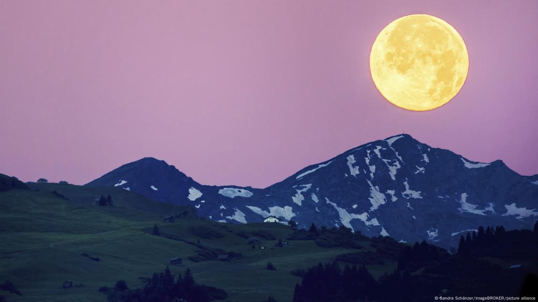 Las fotos de una Luna gigante en el horizonte son producto del uso de teleobjetivos y no del tamaño real del satélite.