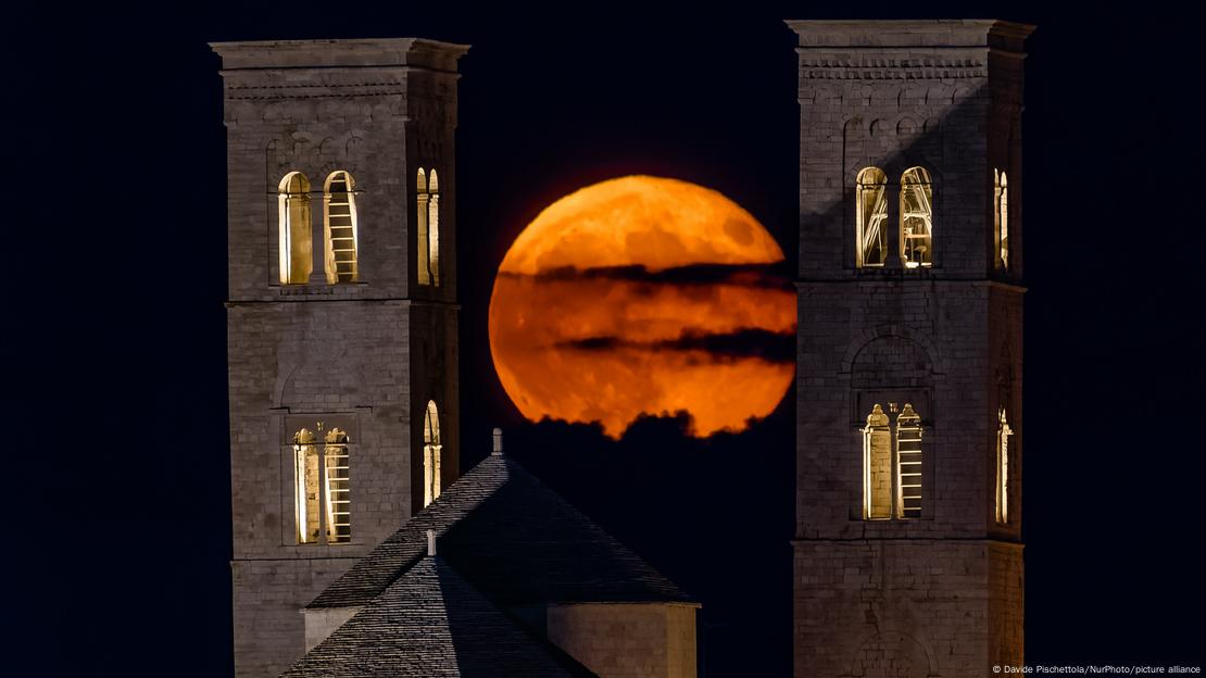 Aunque Aristóteles pensó que la atmósfera era responsable, hoy sabemos que la ilusión de la Luna ocurre en nuestra mente.