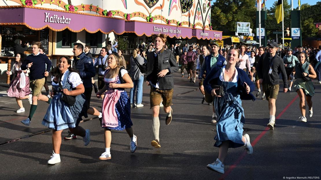 La gente corre en la apertura del festival de cerveza más grande del mundo para hacerse con un buen puesto (21.09.2024)