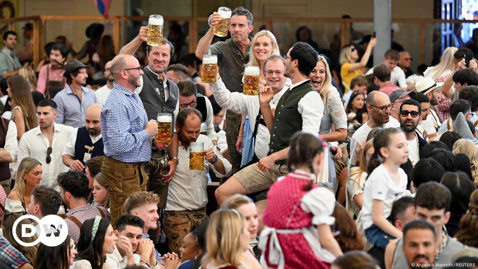 Oktoberfest beer flows under high security precautions – DW – 21.09.2024