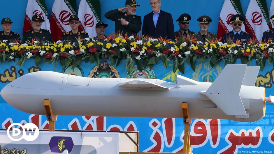 Iran stellt neue Raketen und Kampfdrohnen zur Schau