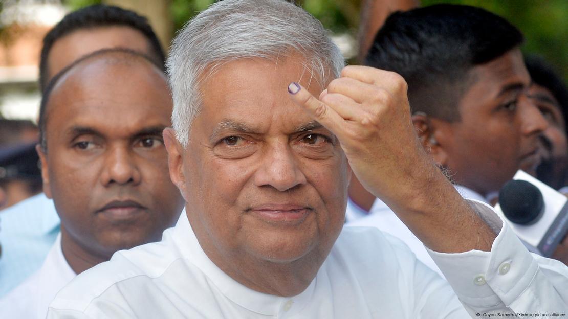 Der amtierende Präsident Ranil Wickremesinghe hält seinen wegen der Wahlteilnahme blau gefärbten kleinen Finger in die Kameras 