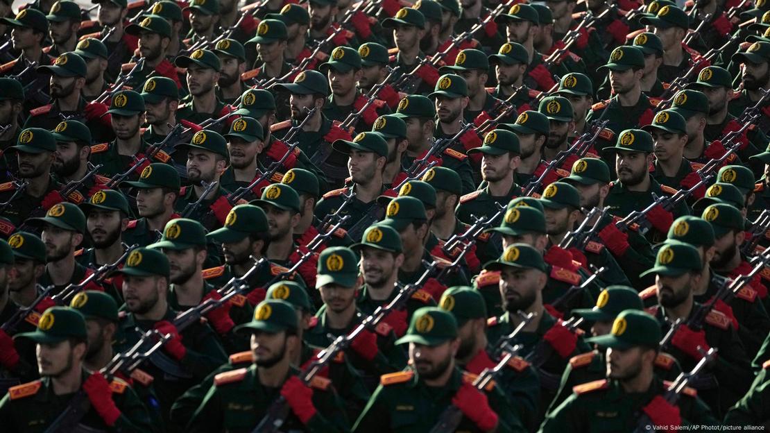 Войници от Революционната гвардия на военен парад в Иран