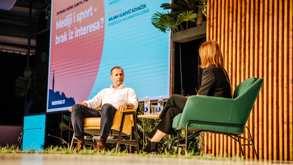 Moškarac i žene sjede jedno naspram drugoga na pozornici  Weekend Media Festivala u Rovinju