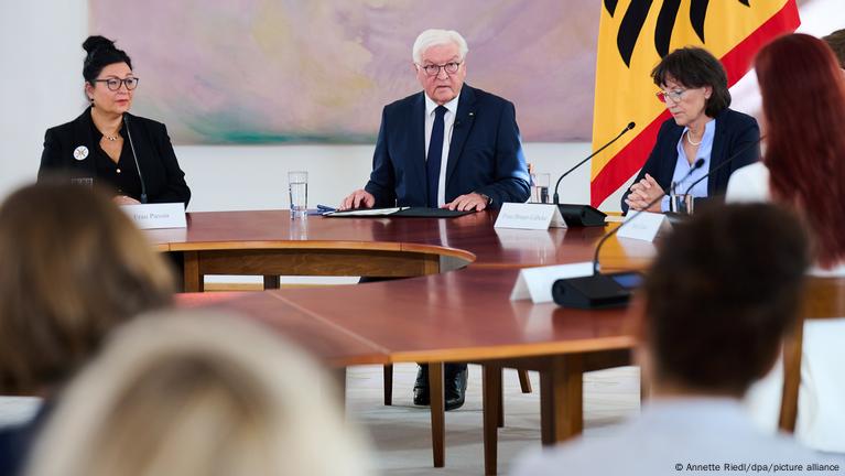 Gedenkstätte Für Die Opfer Politischer Gewalt Deutschlands Präsident trifft Opfer politischer Gewalt – DW – 23.09.2024