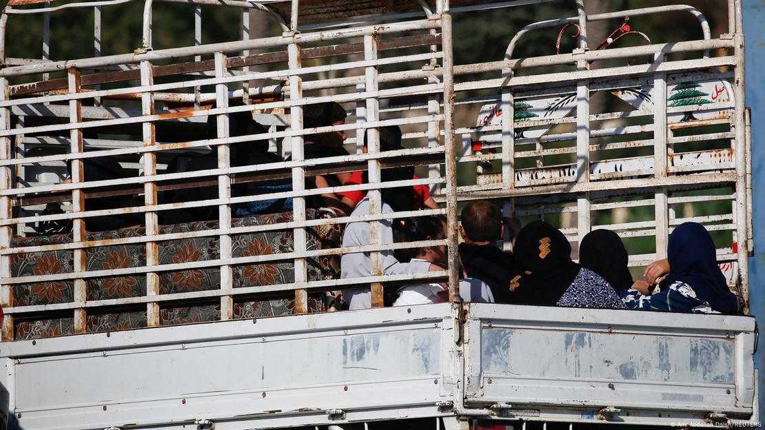 Familias con todos sus enseres escapan de los bombardeos en medio de un tráfico pesado hacia el norte de la ciudad costera de Sidon. (23.09.2024) Familias con todos sus enseres escapan de los bombardeos en medio de un tráfico pesado hacia el norte de la ciudad costera de Sidon. (23.09.2024)Imagen: Amr Abdallah Dalsh/REUTERS