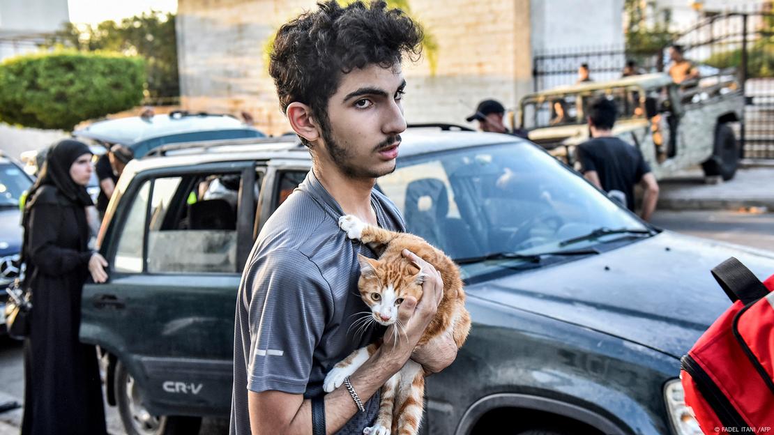 Un joven arribó con su mascota a un instituto de arte transformado en refugio para personas desplazadas por el conflicto. Un joven arribó con su mascota a un instituto de arte transformado en refugio para personas desplazadas por el conflicto. Imagen: FADEL ITANI /AFP
