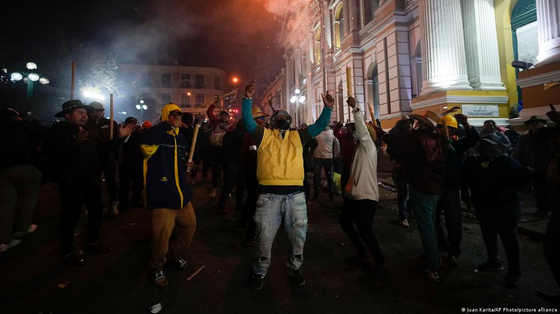 Simpatizantes del presidente Luis Arce se reúnen en la Plaza Murillo, cerca del palacio presidencial, después de que el ex presidente Evo Morales celebrara un mitin para protestar contra el gobierno en La Paz.
