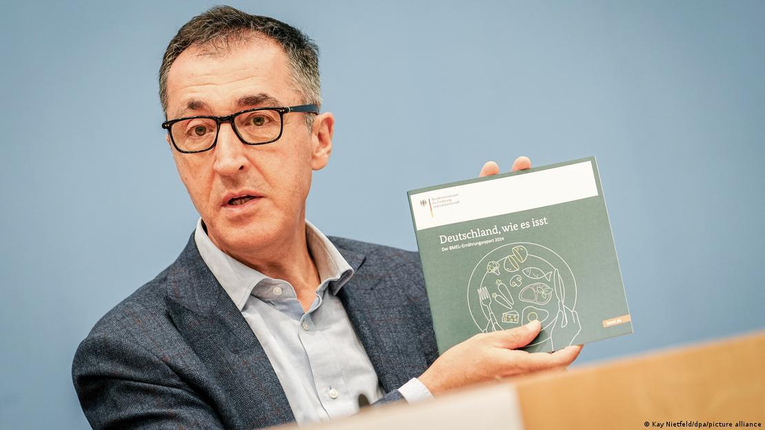 Eski Gıda ve Tarım  Bakanı Cem Özdemir, Yeşiller'in refah seviyesi yüksek eyaletlerden olan Baden-Württemberg'deki başbakan adayı ancak kamuoyu yoklamalarına göre şansı düşük 