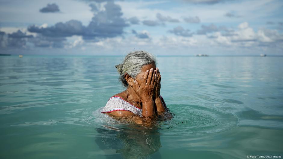 Suega Apelu stoji u laguni u Funafutiju, Tuvalu. 28. novembra 2019.