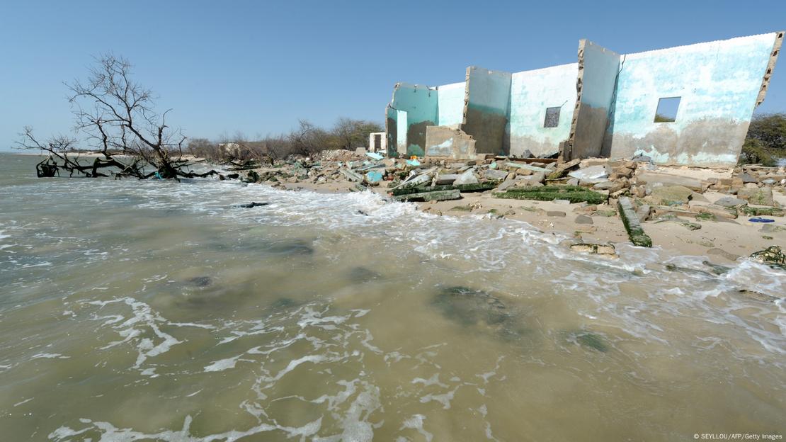 Casa em vilarejo litorâneo no Senegal destruída pelo mar