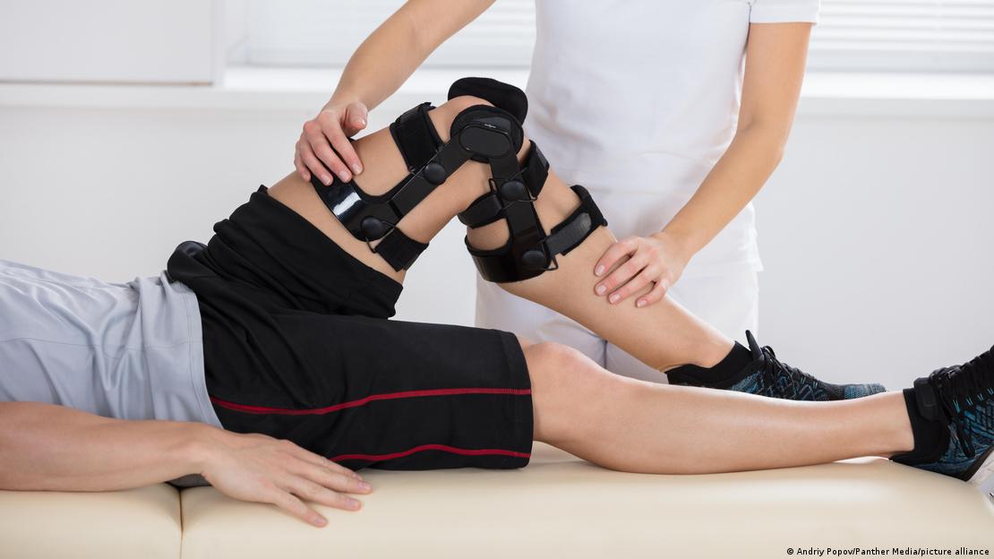 Hastasını muayene eden bir fizyoterapist