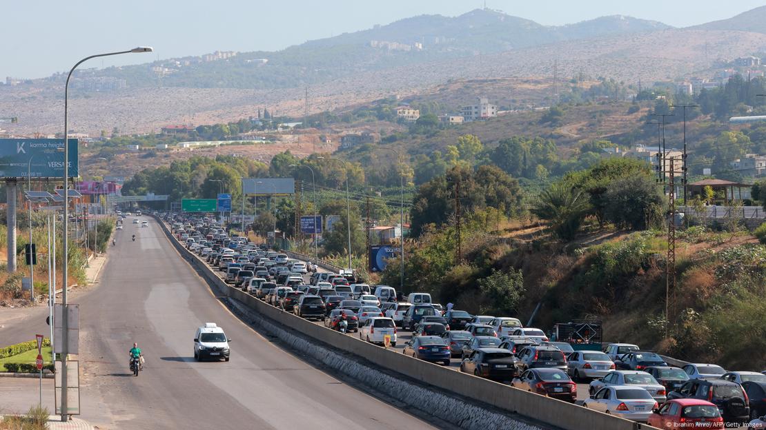 Ikja e banorëve të Libanit - kolona të gjata automjetesh