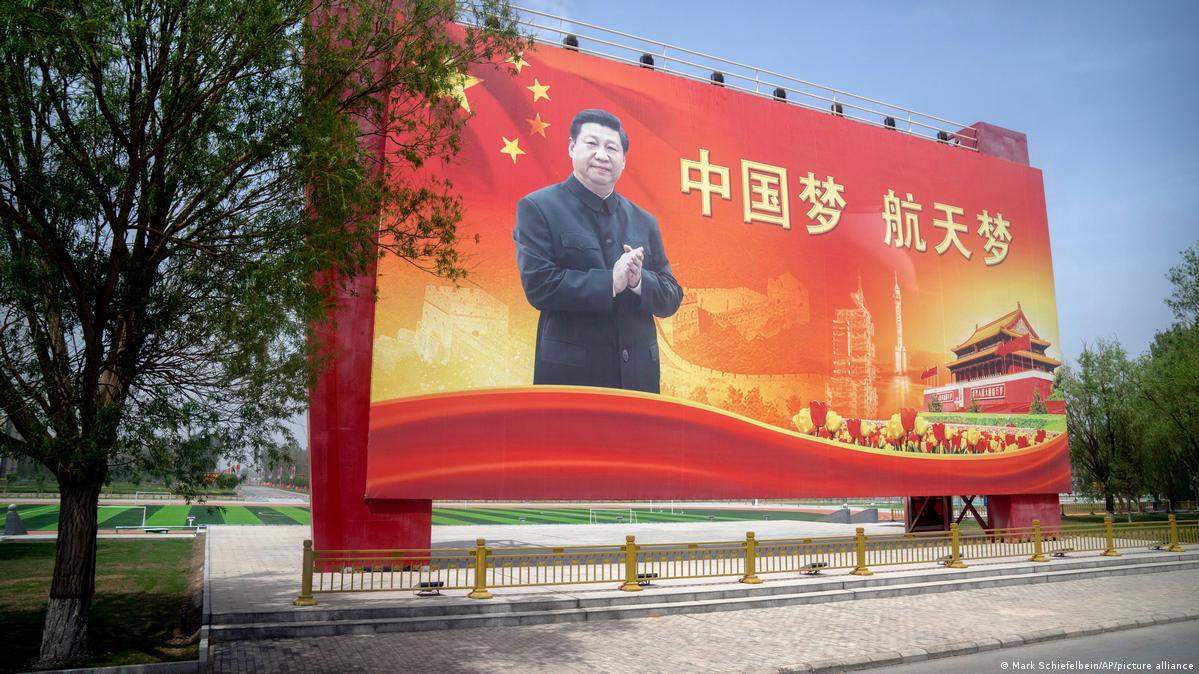 “中国梦 航天梦”字幅旁是习近平画像