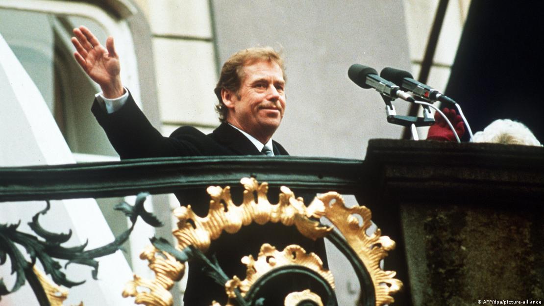 Архивска фотографија на чешкиот писател, активист за човекови права и државник Вацлав Хавел како отпоздравува додека се приближува кон говорница Архивска фотографија на чешкиот писател, активист за човекови права и државник Вацлав Хавел како отпоздравува додека се приближува кон говорница