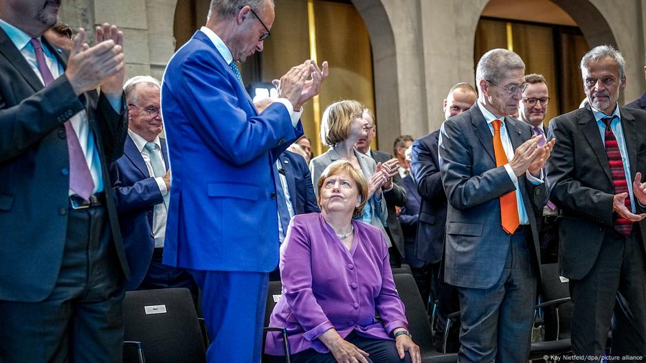 Fridrih Merc (u svetloplavom sakou) aplaudira Angeli Merkel u septembru 2024. u Berlinu na proslavi 70. rođendana bivše kancelarke i predsednice CDU