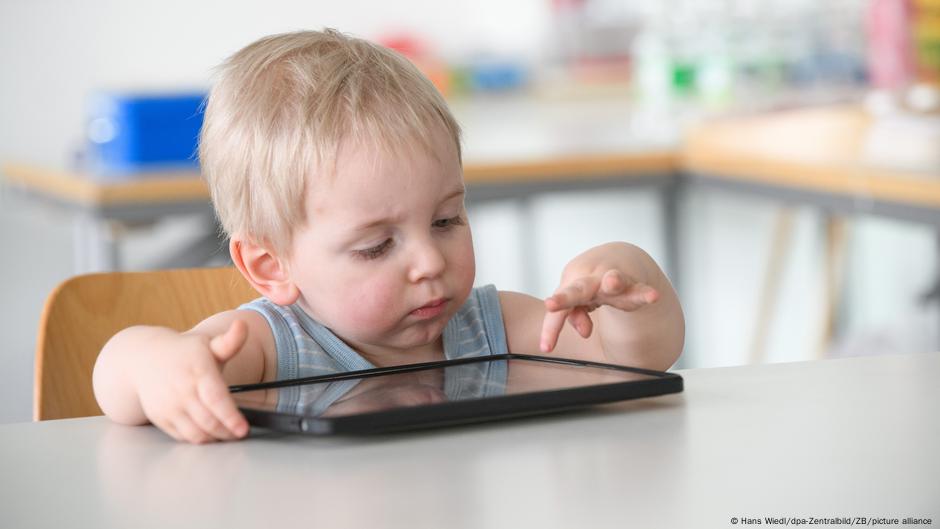 Nemačko dete i tablet kao igračka