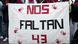 Faixa de manifestação com a frase "Nos faltan 43" escrita, e mãos vermelhas pintadas ao redor Faixa de manifestação com a frase "Nos faltan 43" escrita, e mãos vermelhas pintadas ao redor
