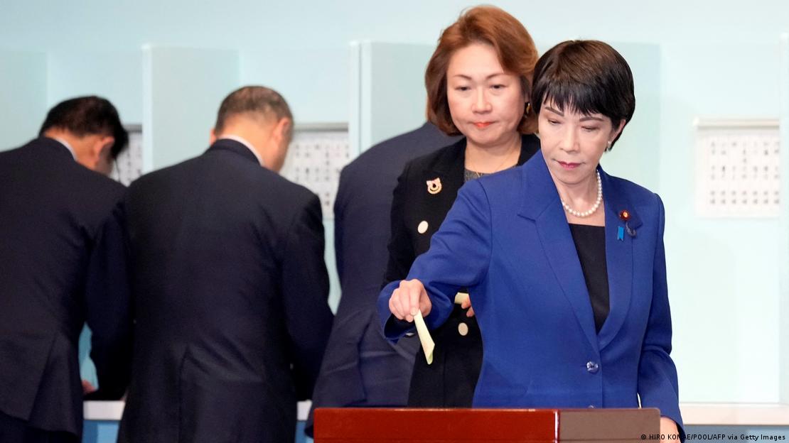 Sanae Takaichi partisindeki genel başkanlık seçiminde oy kullanırken 