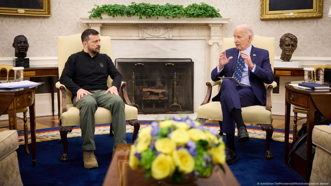 Wolodymyr Selenskyj und Joe Biden sitzen in Sesseln nebeneinander 