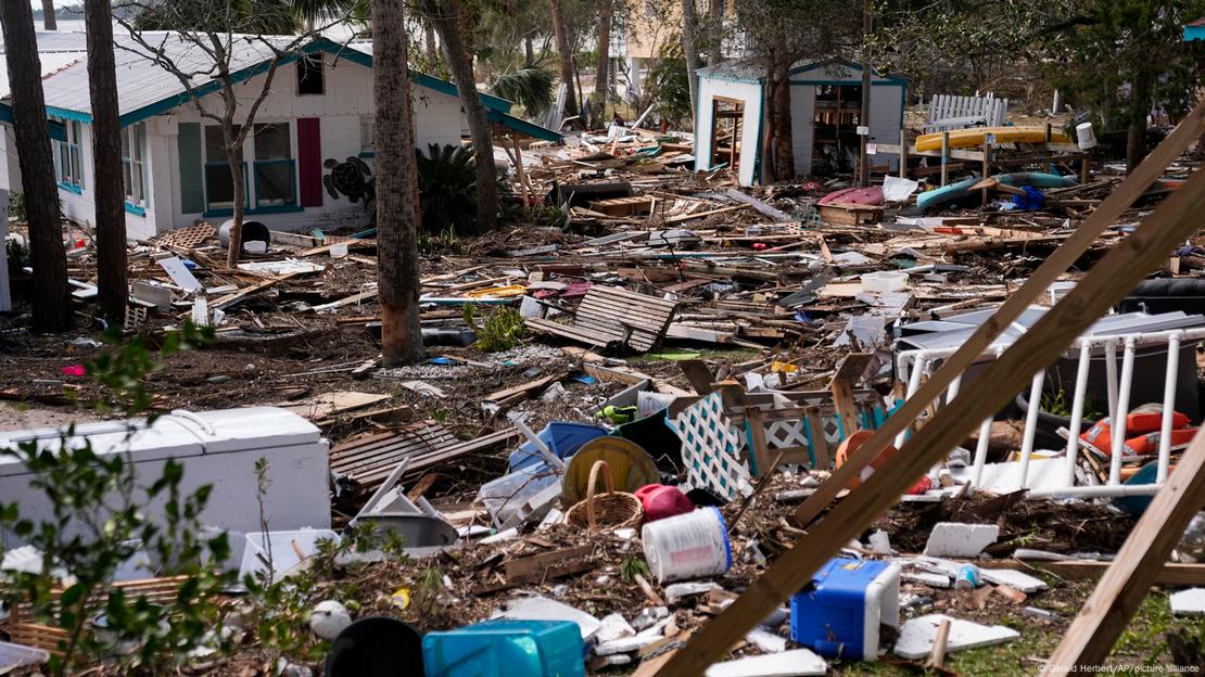 Un reguero de escombros quedó en los patios y calles en la isla Cedar Kay, Florida.