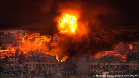 Das Bild zeigt die Flammen nach einem israelischen Luftangriff in den südlichen Vororten von Beirut im Libanon am 28.09.2024.