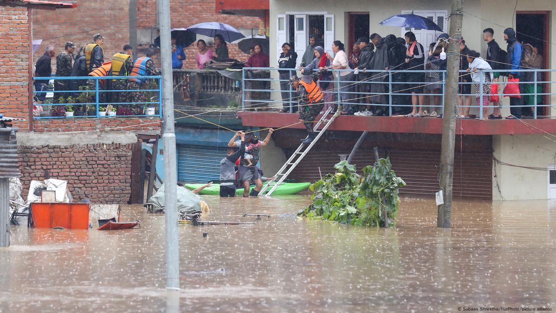 El ejército de Nepal dirige las operaciones de rescate en áreas inundadas en Katmandú, el sábado (28.09.2024).