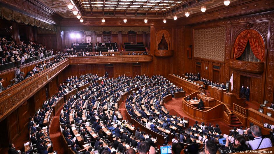 Le Japon élira son nouveau Premier ministre qui sera une femme – DW – 21/10/2025