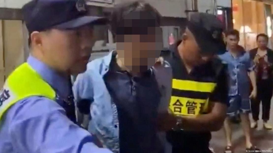 Policía detiene a un hombre tras un ataque con cuchillo en octubre, en un centro comercial en Shanghái, China. Policía detiene a un hombre tras un ataque con cuchillo en octubre, en un centro comercial en Shanghái, China.