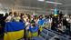 Евакуйовані з Лівану українці тримають прапори України Евакуйовані з Лівану українці тримають прапори України