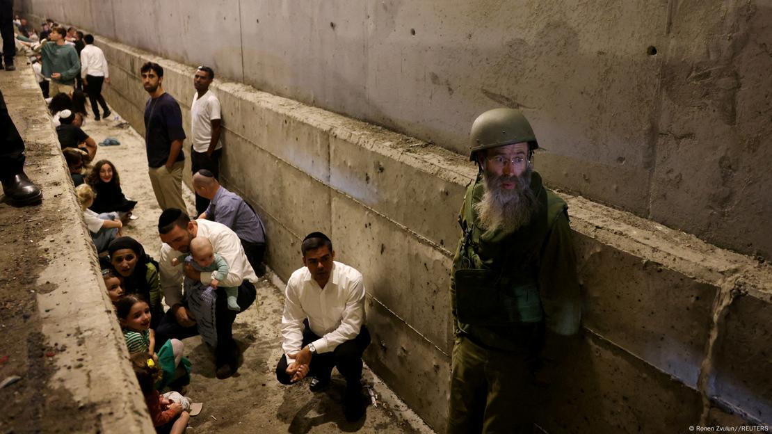 Civiles en Israel, en refugios contra los ataques de Israel.