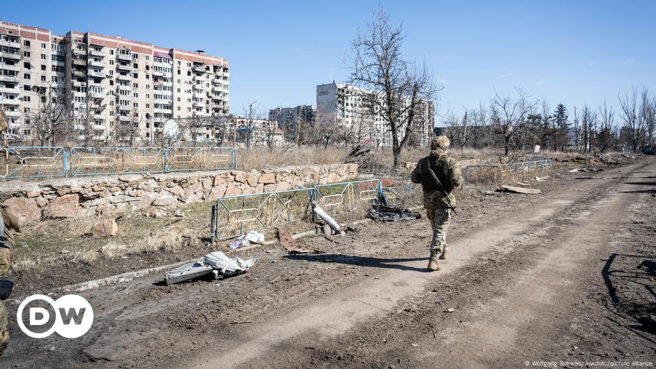 Ukraine pulls troops from Vuhledar as Russia advances