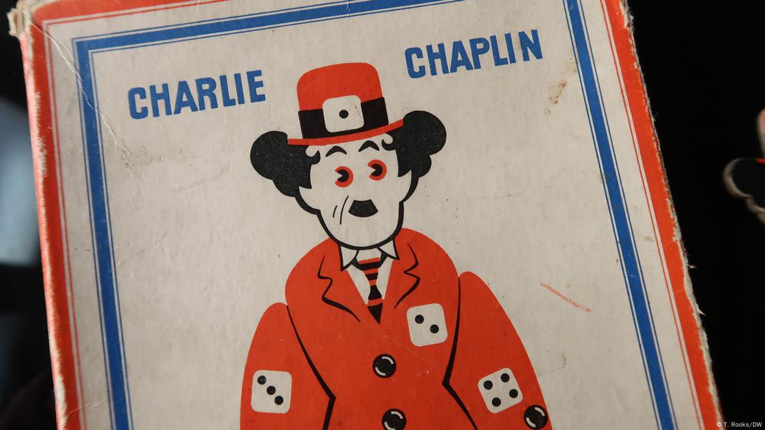 Caixa de antigo jogo de quebra-cabeça estampa desenho de Charlie Chaplin