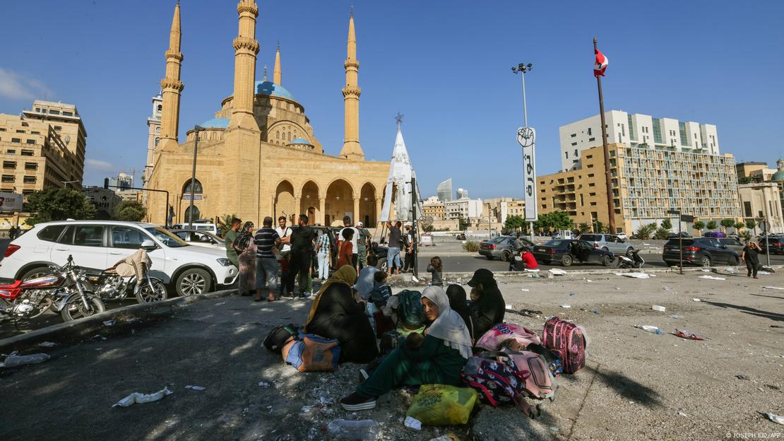 Personas huyen de bombardeos del Ejército de Israel en Beirut.