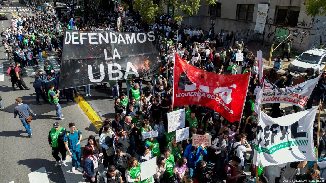 Protesta de estudiantes y docentes contra recortes en presupuestos universitarios en Argentina. (Septiembre de 2024).