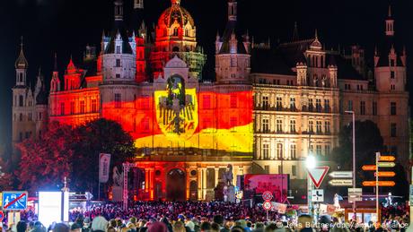Deutschland feiert den Tag der Deutschen Einheit mit einem Festakt in Schwerin.