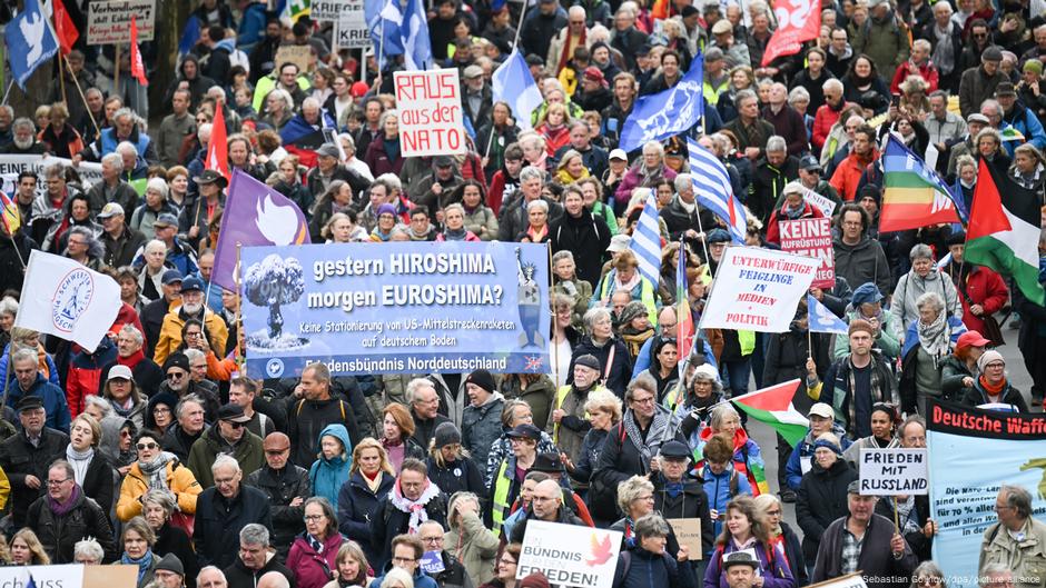 Mirovni protesti, Berlin 3. oktobra: na velikom transprantu piše - Juče Hirošima, sutra Evrošima?