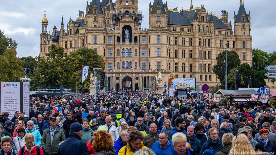 Deutschland feiert 34 Jahre Wiedervereinigung – DW – 03.10.2024