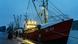 Un bâteau de pêche européen photographié dans un port allemand allemand à la tombée du jour Un bâteau de pêche européen photographié dans un port allemand allemand à la tombée du jour